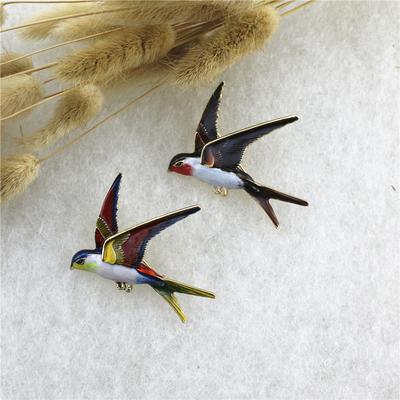 Lustige bunte Schwalbenbrosche Mädchen Studentin Kleidung Schultasche Accessoires dekorative Anstecknadel Tier Vogel Broschen Geschenk