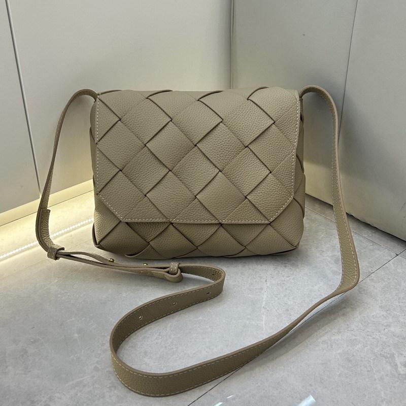 

New first-layer cowhide leather woven bag, messenger bag, small square bag, tote bag, shoulder messenger bag, women s bag. 22cm*5.5cm*17cm абрикосовий