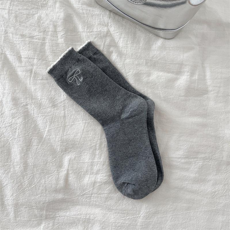 Silberne bestickte Schleifenspitzensocken, Silberne Seide atmungsaktive Baumwollsocken, Mittlere Socken, Schwarz-Weiß-Graue Socken