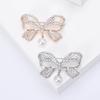 Damebrosje Faux Pearl Rhinestone Dekor Hul Sløyfe Utsøkt Vintage Anti-skli Slitebestandig frakk Krage Lue Skjerf Dekorasjon Klesnål