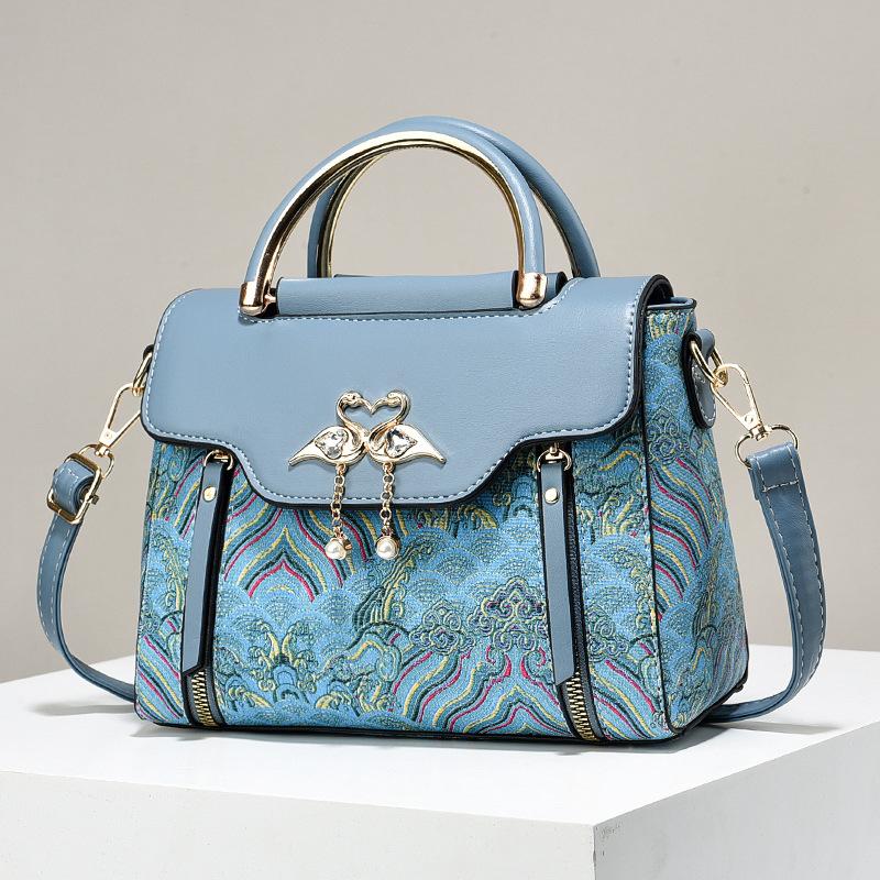 

Вышитые сумки Clashing Женские сумки Niche Сотни косых плечевых сумок Crossbody Texture Oceanic Сумки Length 23 Width 11 Height 18