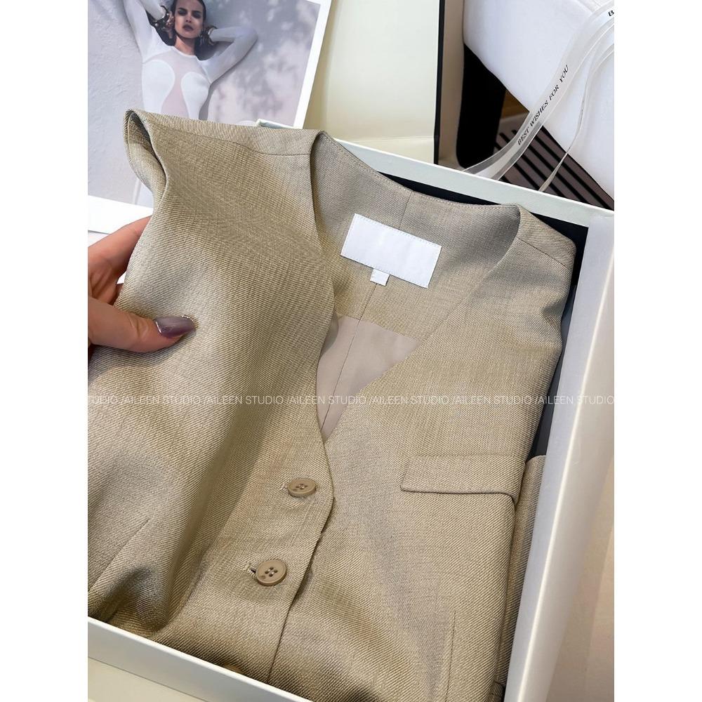 Spring and Autumn Top with  Round Neck and Slim Fit Exuding Sense of Luxury Women's Vest