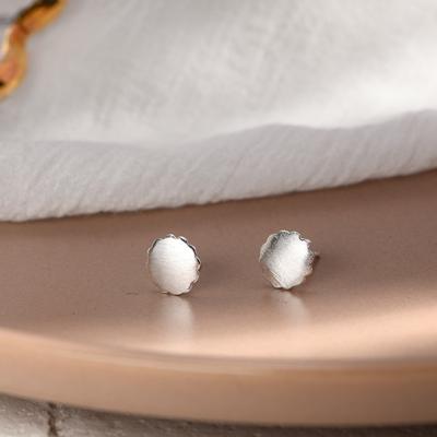 Cercei tip floarea soarelui pentru femeie, minimalist, design de nișă, cercei din metal periat mat, cercei mici