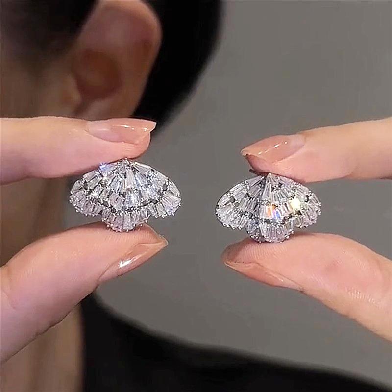 

Серьги-пусеты в виде сердец нового дизайна для женщин, шикарные серьги с любовной тематикой, с ослепительными кристаллами кубического циркония, новая эффектная бижутерия