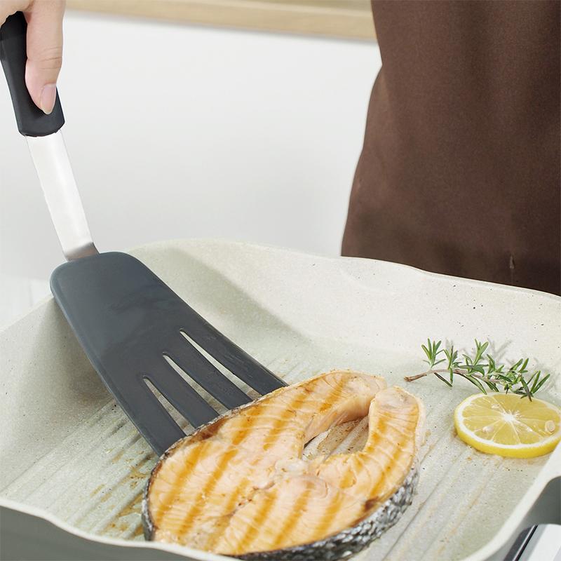 Wide Thin Fish Spatula Nonstick Silicone Slotted Spatula Turner Beveled-Edged Design Cooking Spatulas Pancakes Kitchen Gadget