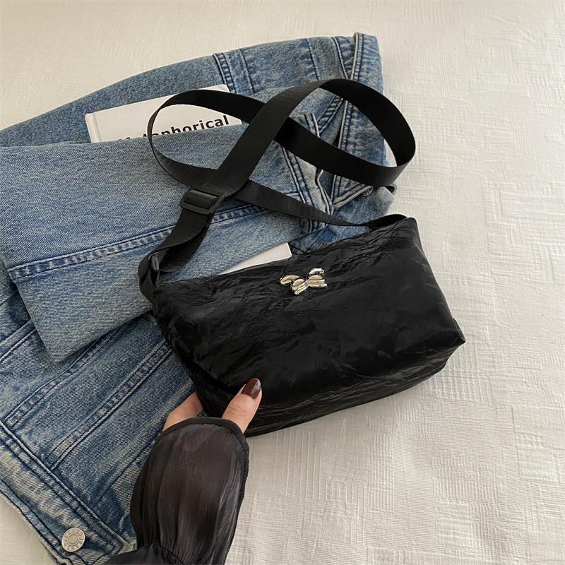 

Сумка-тоут Niche 2024 года, новая модель, новая трендовая сумка-тоут, повседневная сумка-мессенджер большой вместимости, простая маленькая квадратная сумка для женщин чёрный