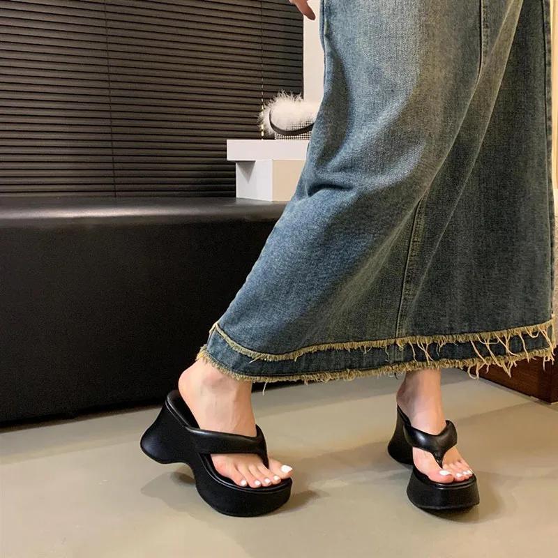 Sommer Zehensteg Damenmode Hausschuhe Plateau Keilabsatz Kleid Pantoletten Lässig Outdoor Flip Flop