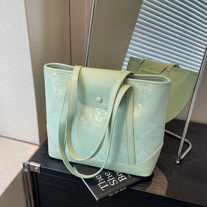 

Универсальная сумка в иностранном стиле женская 2025 новая текстура мягкой кожи большая вместимость сумка-тоут женская сумка для работы зелёный