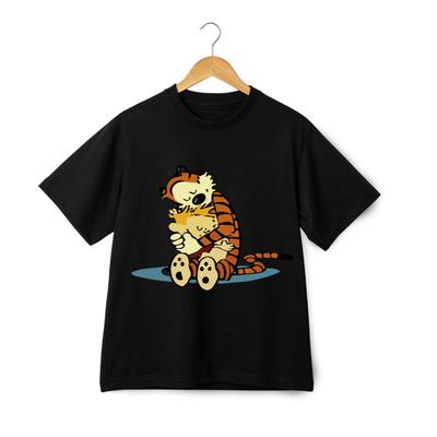 T-shirt Grafica Personalizzata Calvin e Hobbes – Maglietta Unisex con Scena dell'Abbraccio