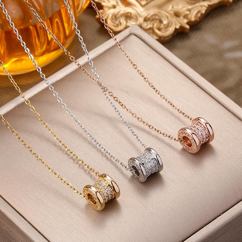 Exquisite Slim Waist Titanium Steel Necklace for Girls – Versatile Starburst Clavicle Chain with Light Luxury Appeal