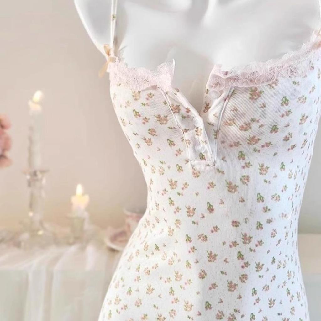 Sweet and spicy pure desire to wrap the buttocks and look thin, suspender nightdress, pajama with chest pad, small floral slim-fitting short skirt