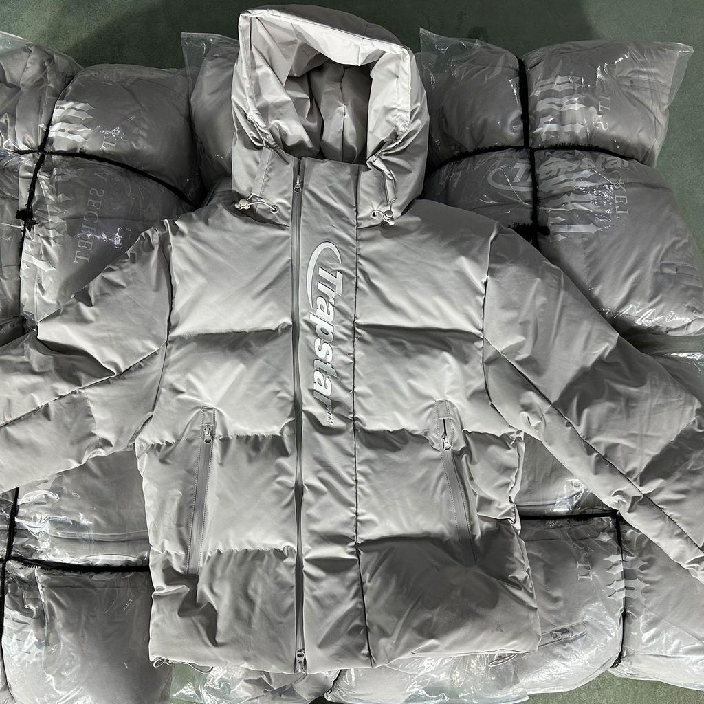 Trapstar Vyšívaná Americká Bavlněná Bunda s Kapucí a Stojáčkem - Nový Trendy Zimní Styl