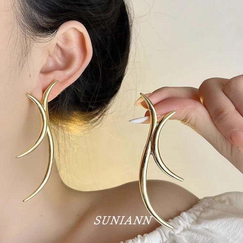 

European and American Exaggerated Black Gold Matte Texture Earrings for Women, Retro Vintage Niche Irregular Earrings, Light Luxury Earrings Gold Line Earrings