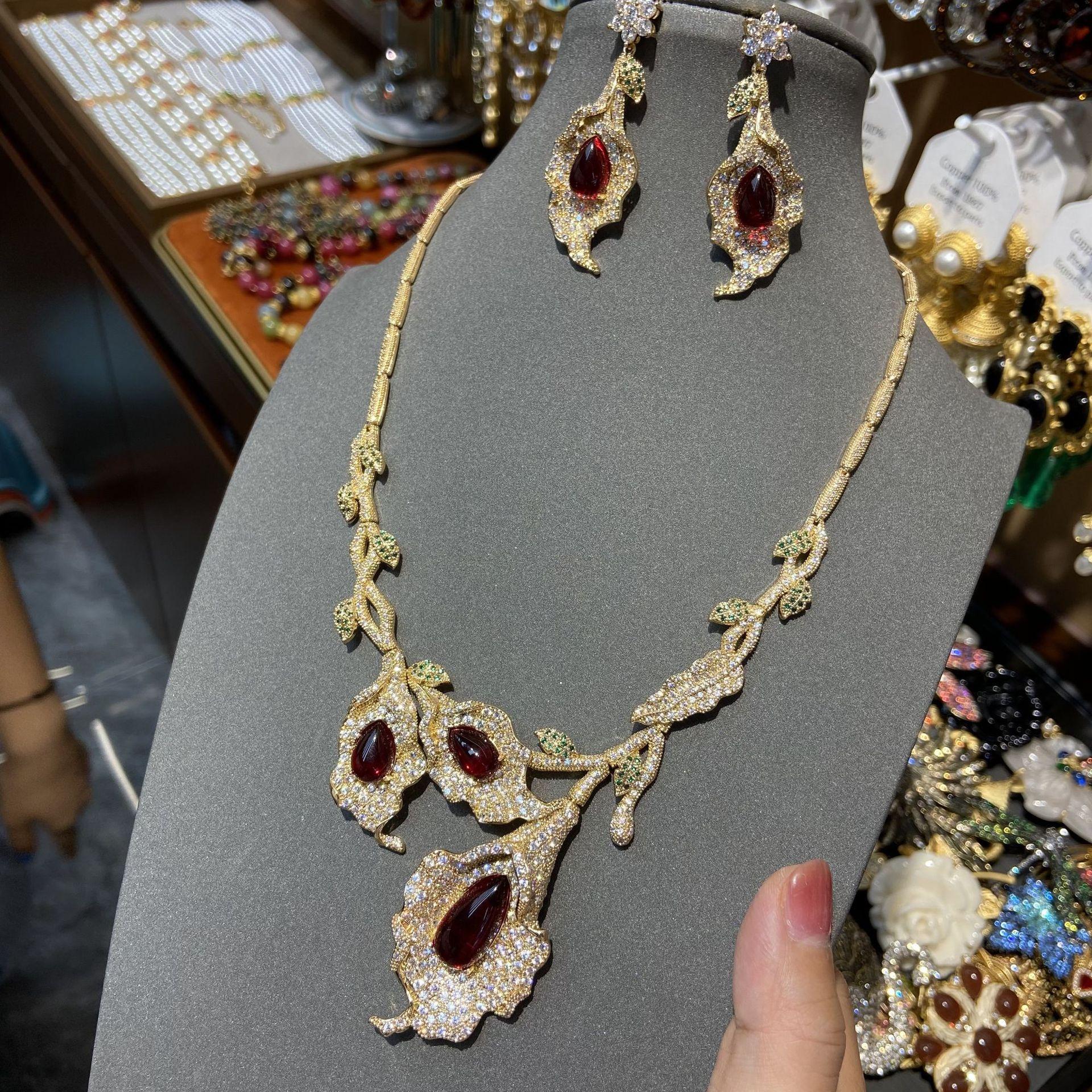 

Винтажная мода, высококачественное ожерелье из циркона с инкрустацией бриллиантами, комплект из легких роскошных рубиновых серег, ювелирная мода