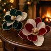 Weiße Stoff-Magnolie und Roter Samt Weihnachtsbaumdekoration