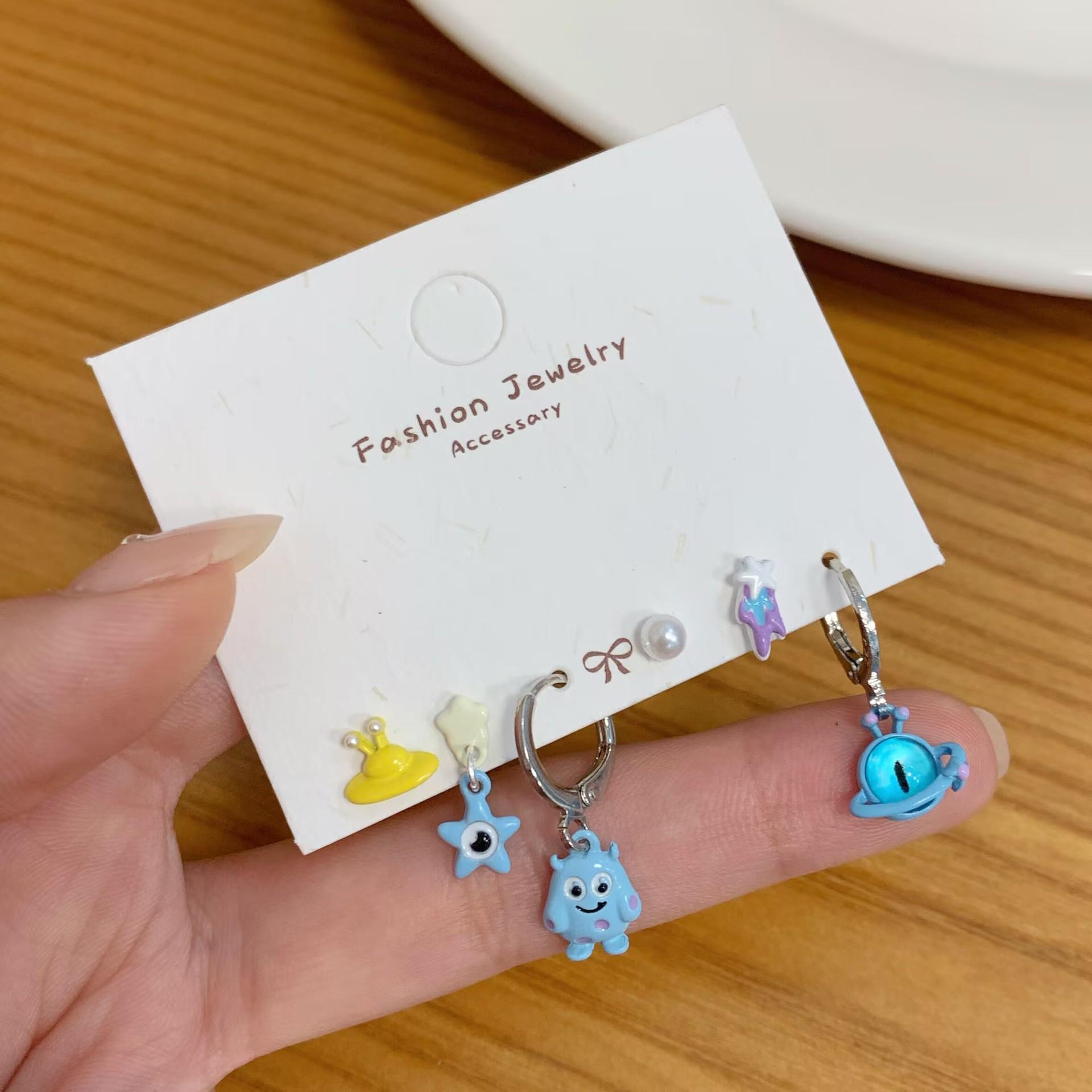 

Милый комплект сережек-монстров с серебряными иглами: Асимметричный детский дизайн с изысканным камнем кошачий глаз.