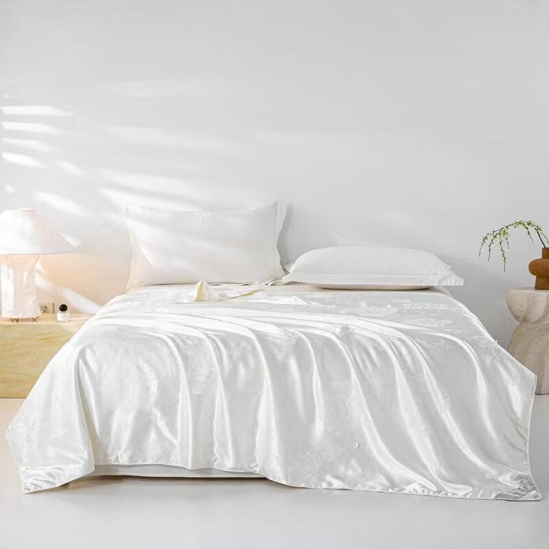 BaoBaoXiong Jacquard Mulberry Silk Quilt