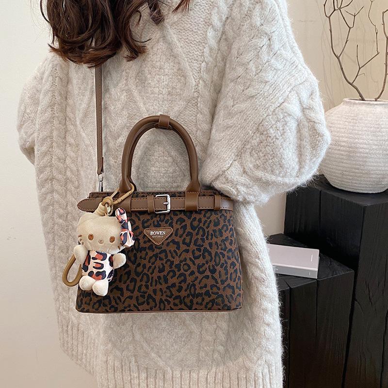 

Leopard print handbag women s 2025 autumn new niche design matte texture temperament shoulder messenger bag 22*8*16 коричневый