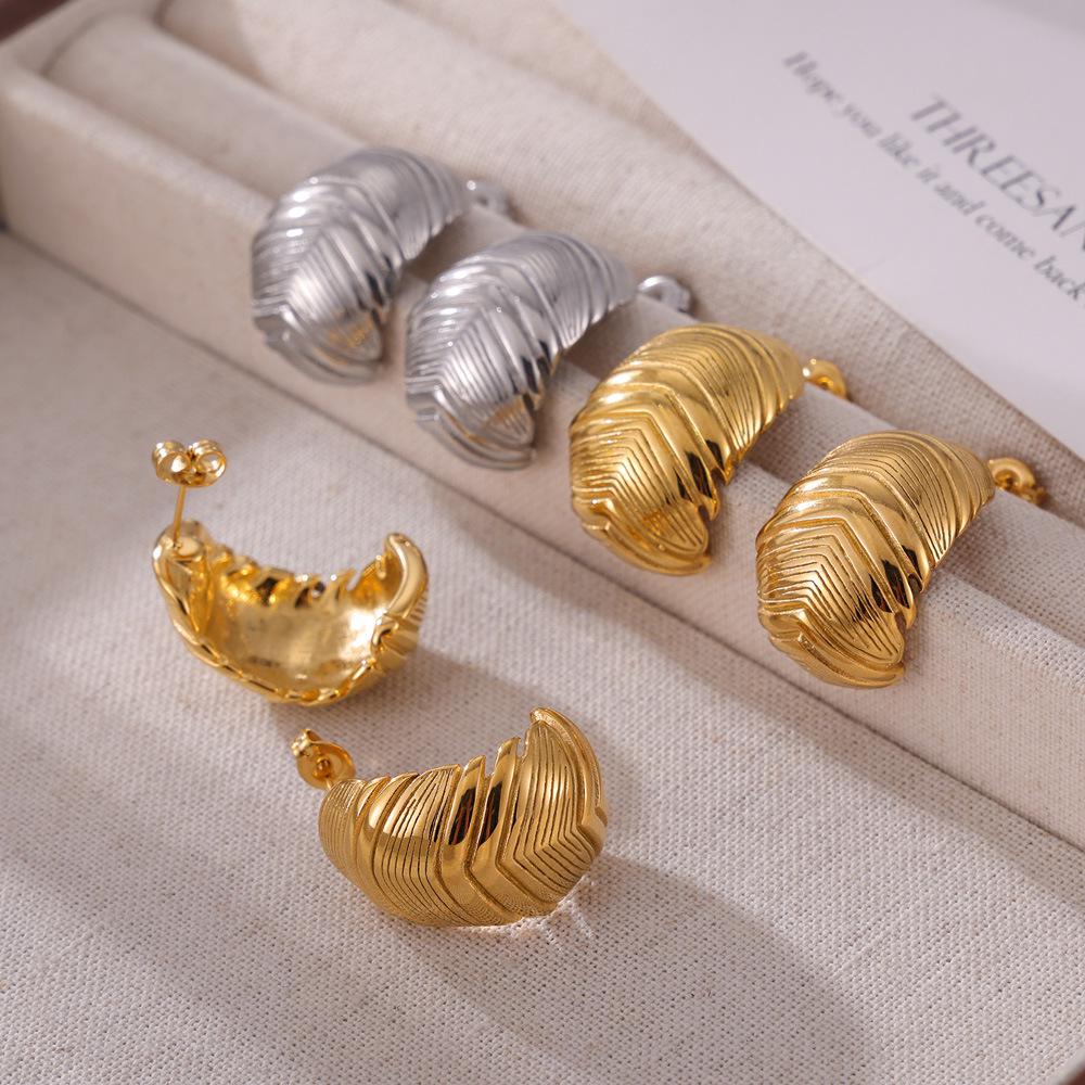 Vintage French Feather-Shaped Earrings, Elegant 18K Gold-Plated Titanium Steel, Retro Design, Versatile New Jewelry.