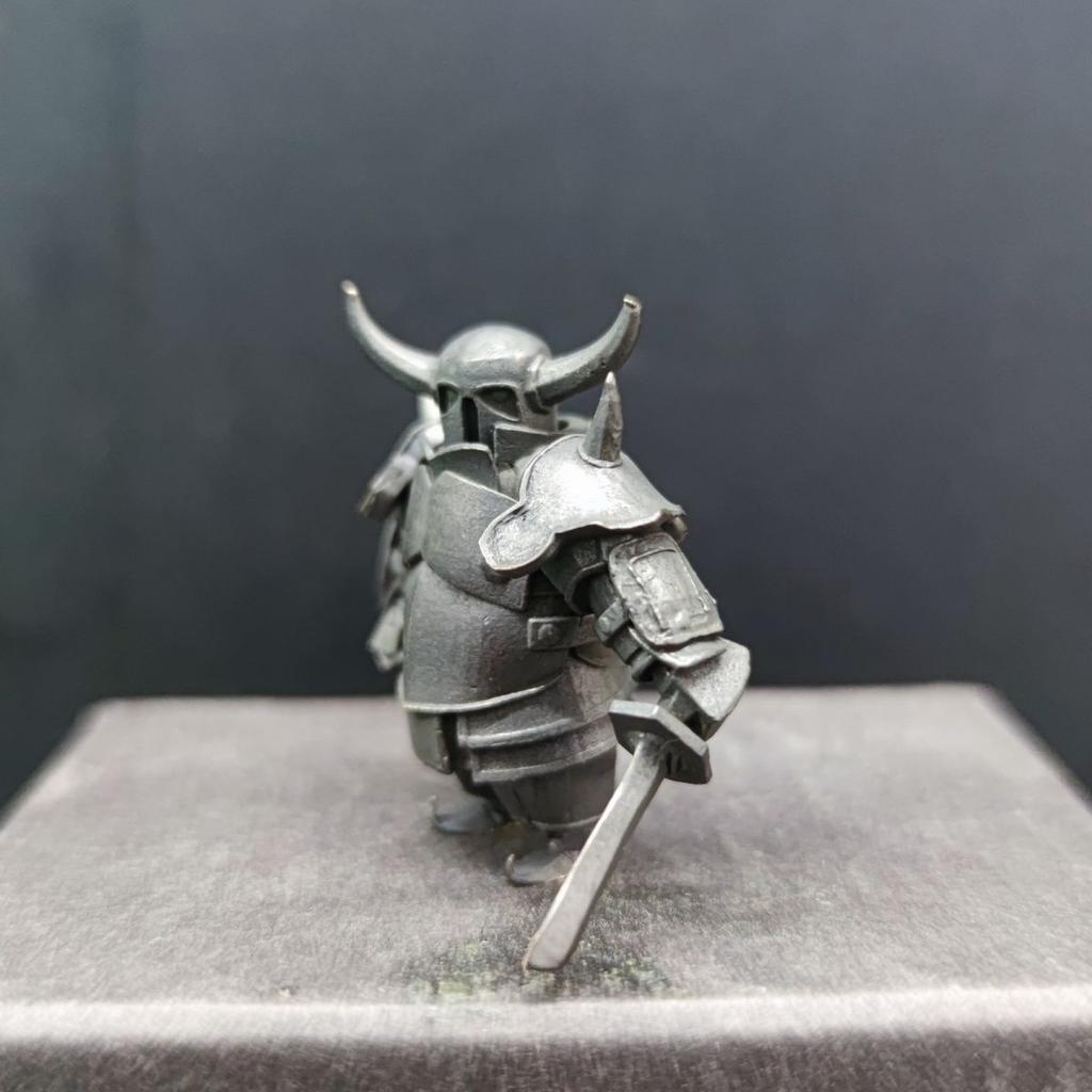 40 mm große, antike Miniaturfigur eines Schweinereiters aus Kupfer – ideal als Dekoration oder Geschenk.