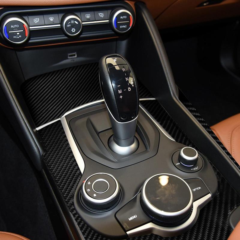 Autocollants d'accessoires intérieurs style fibre de carbone véritable Couvercle de panneau de cadre de pommeau de levier de vitesses de voiture Garniture Pour Alfa Romeo Giulia 2017 2018