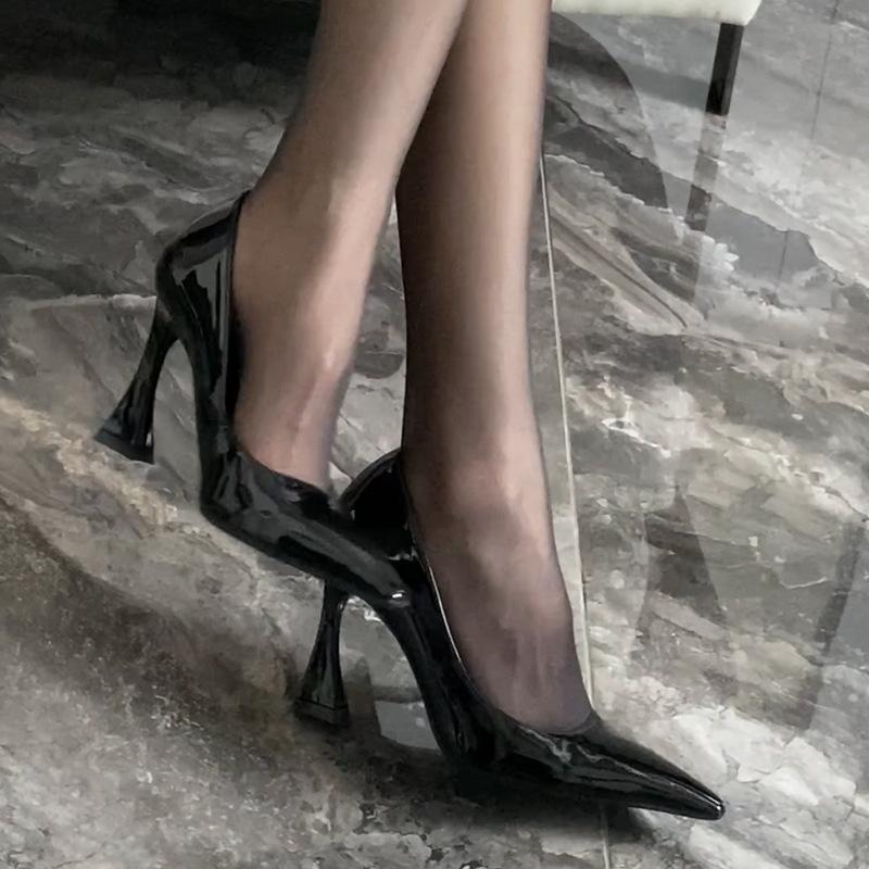 Poplar forest same style black versatile patent leather horseshoe heel single shoes women's thick heel pointed head shallow mouth sexy black silk 