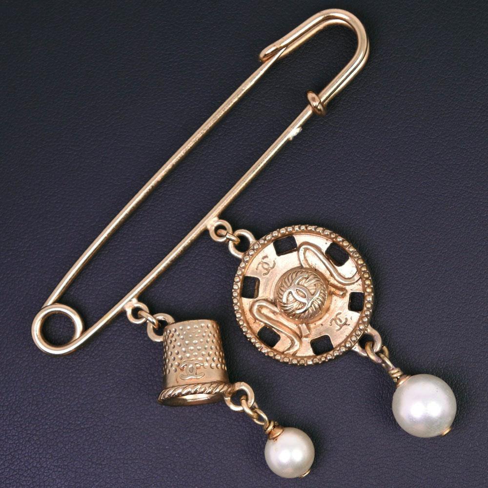

CHANEL Brooch COCO Mark Plated Gold/Fake pearl 18.4g Women Used