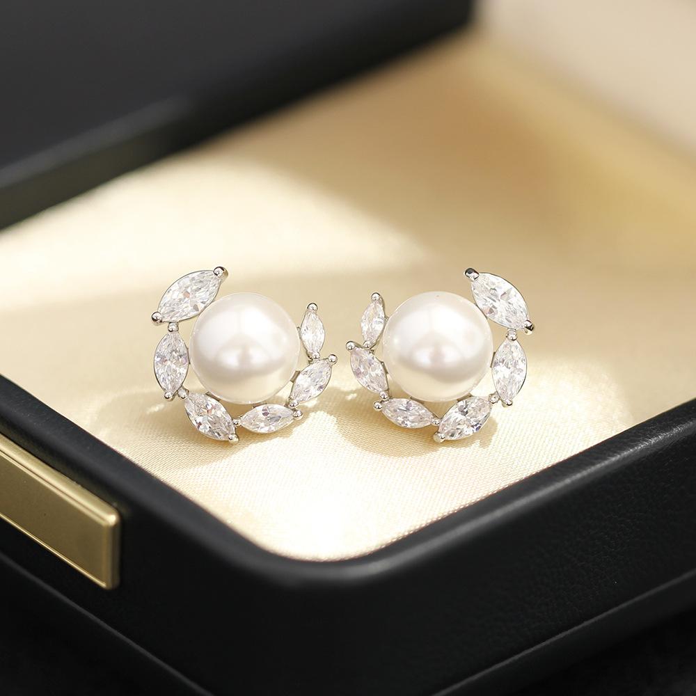 New product light luxury niche black and white pearl stone stud earrings temperament simple and versatile 925 silver needle earrings women's earrings