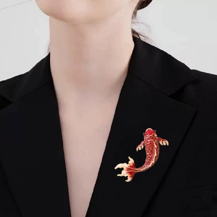 Roter Fisch Anstecknadel Anstecknadel Legierungstextur Für diejenigen, die eine Mischung aus Tradition und modernem Stil bei Accessoires wünschen