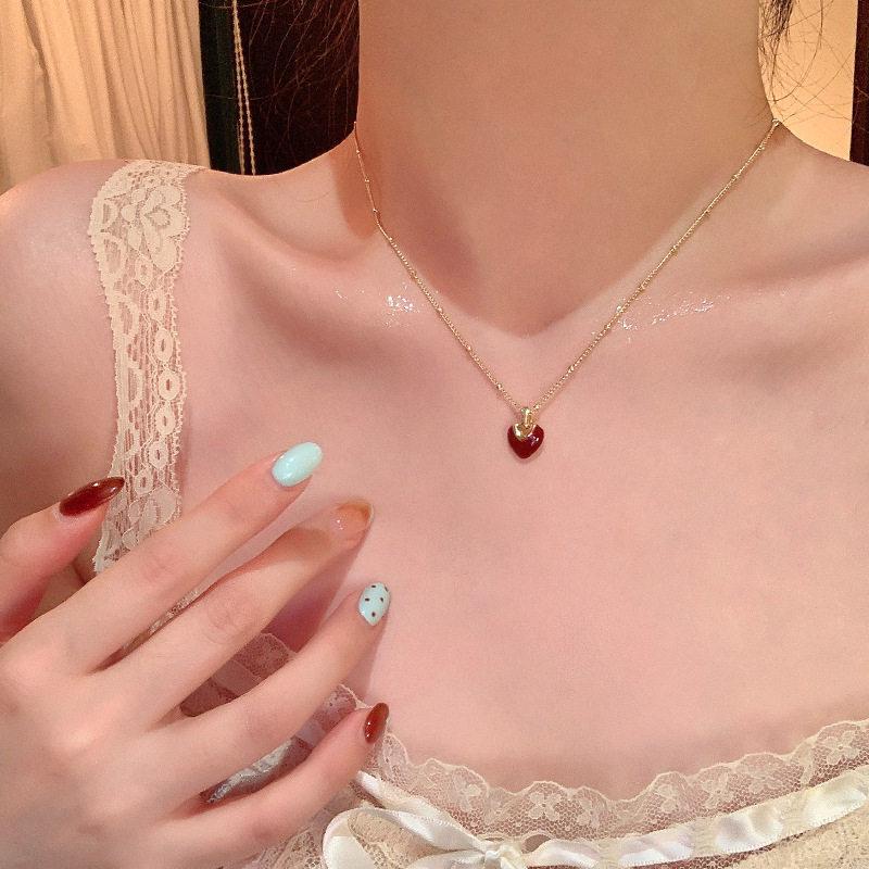 Elegant Pearl Necklace: Trendy, High-End Titanium Steel Clavicle Chain for Women