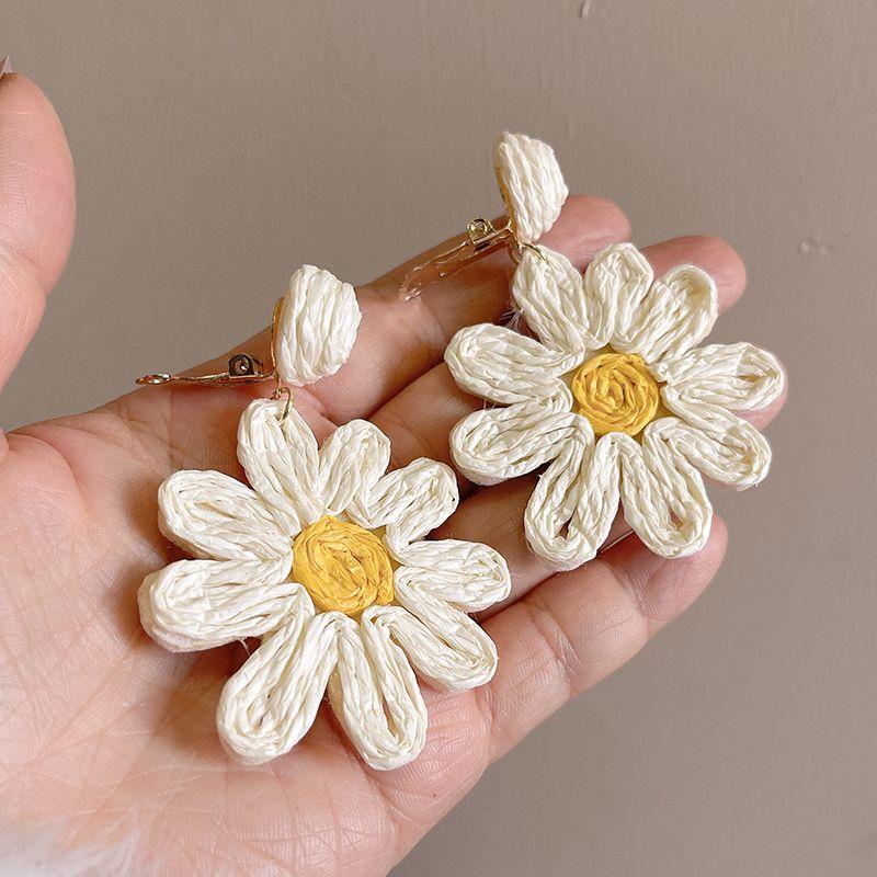 

Молочная серия Преувеличенные бежевые серьги из лафитовой соломы с цветами A pair of duckbill ear clips(67mm long)