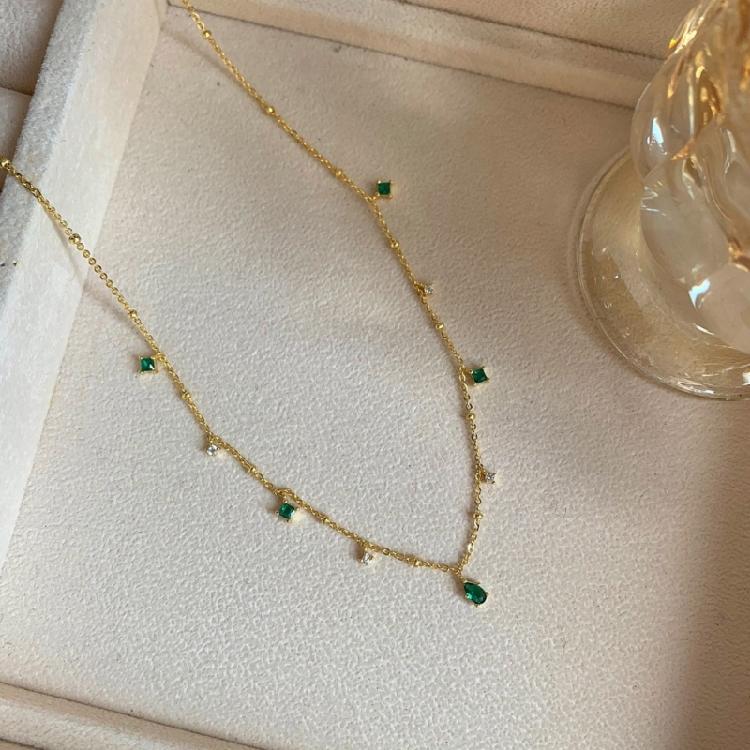Vintage Emerald Necklace Elegant Collarbone Chain Suitable for Fashion Women Seeking Elegances and All Day Comfort