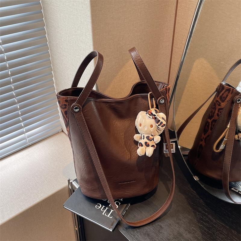 Fashion Bag Women's New Large-capacity Commuter Casual Versatile Shoulder Bag