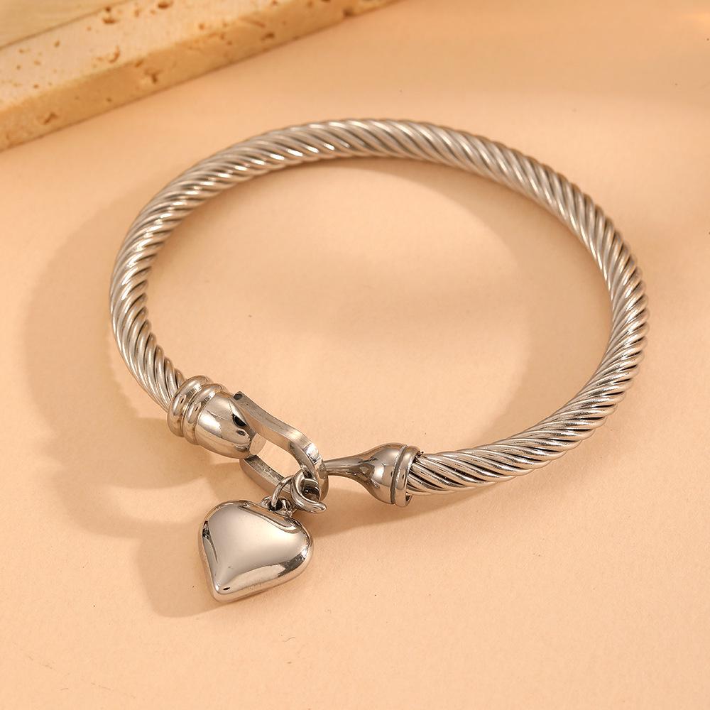 Luxury Threaded Titanium Steel Horseshoe Hook Bracelet for Women – Colorfast, Heart-Shaped Design