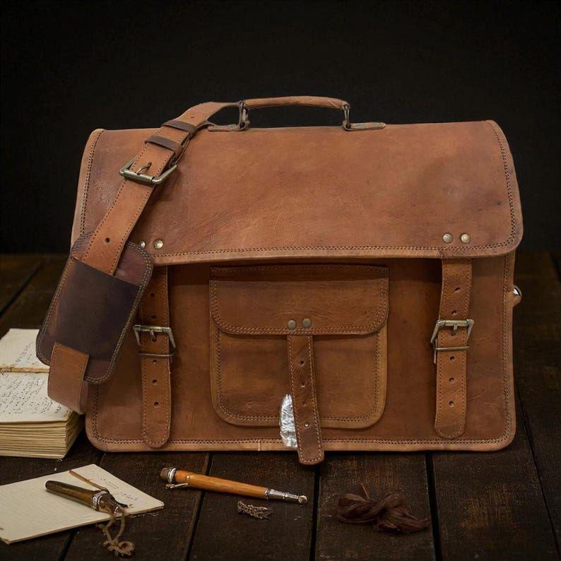 

Сумка-мессенджер из коричневой кожи ручной работы – Портфель из натуральной кожи полного зерна с винтажной латунной пряжкой, множеством карманов и парусиновой подкладкой 16 x 12 x 5 in