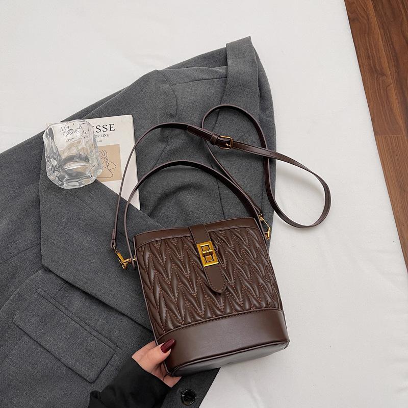 

2025 autumn new bag women s fashion popular pleated small square bag handbag trend shoulder messenger bag