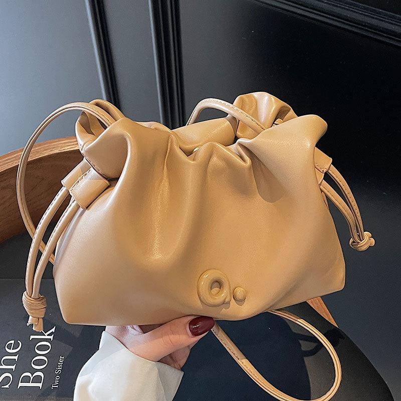 The Cloud Bag Is A Fashionable Casual and High-end Crossbody Bag for Women's Daily Commuting