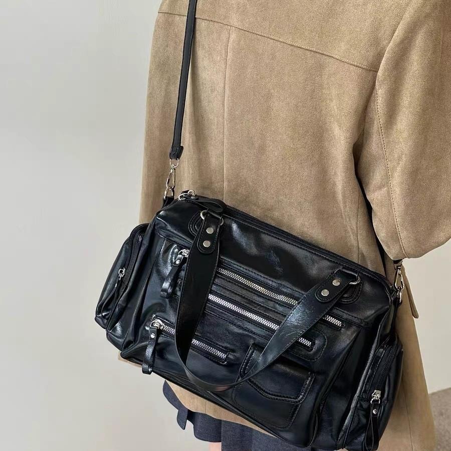 Street Trend Women's Shoulder Bags, Fashi Rivet Large capacity Motorcycle Handbags, New Commuter Crossbody Tote Bag Daily Wear