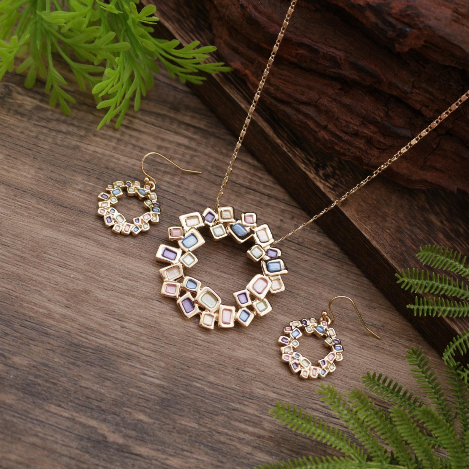 

Новый эмалированный геометрический полый кольцевой набор серег-подвесок, женское универсальное преувеличенное геометрическое ожерелье