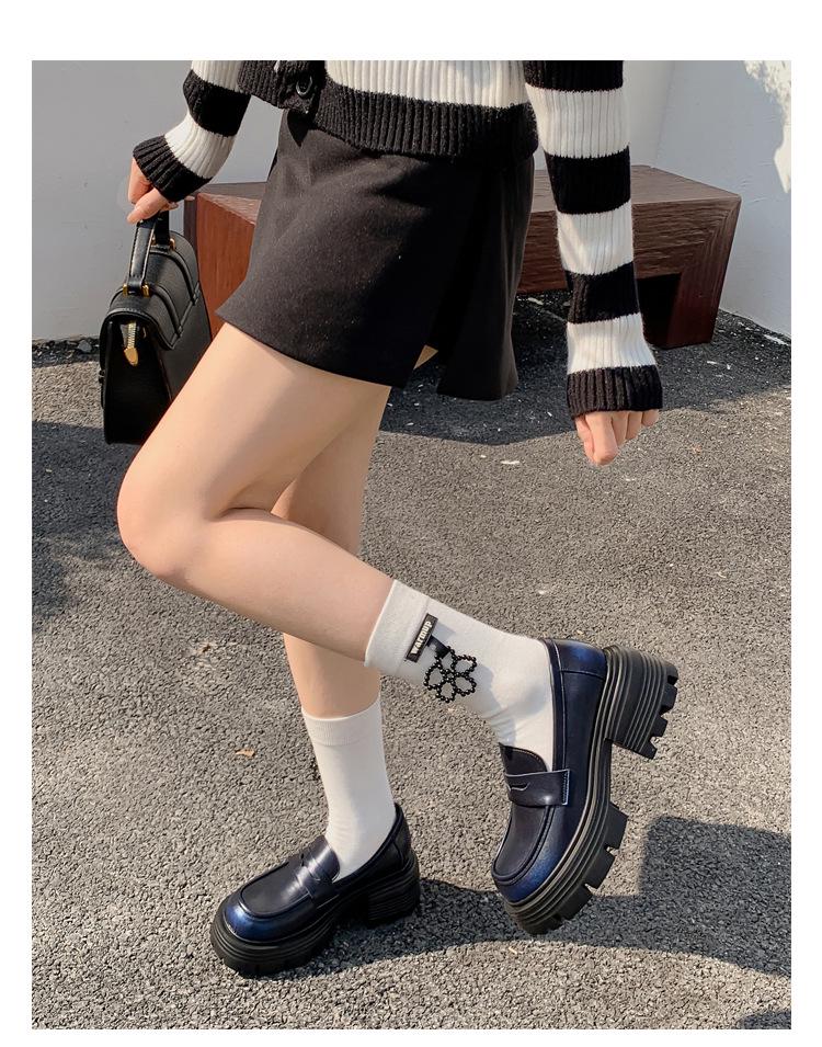 Damen Retro Leder Slipper im britischen Stil mit verstecktem Absatz, Trend Frühjahr 2025.