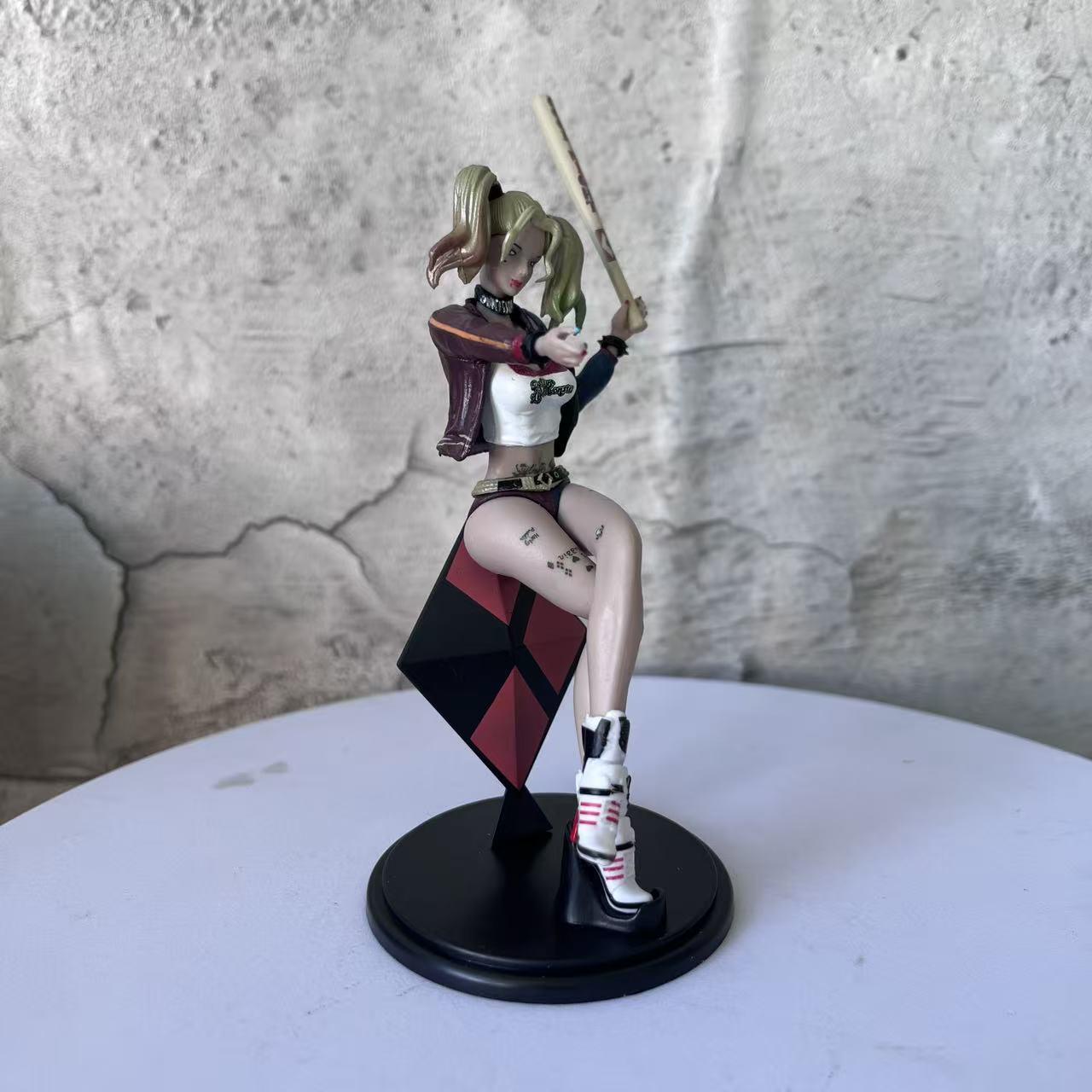 Фигурка Харли Квинн  Клоунская Девочка  в сидячей позе с Поврежденной в бою Полицейской Машиной - Украшение Подарок из Отряда  Хищные Птицы  15 cm