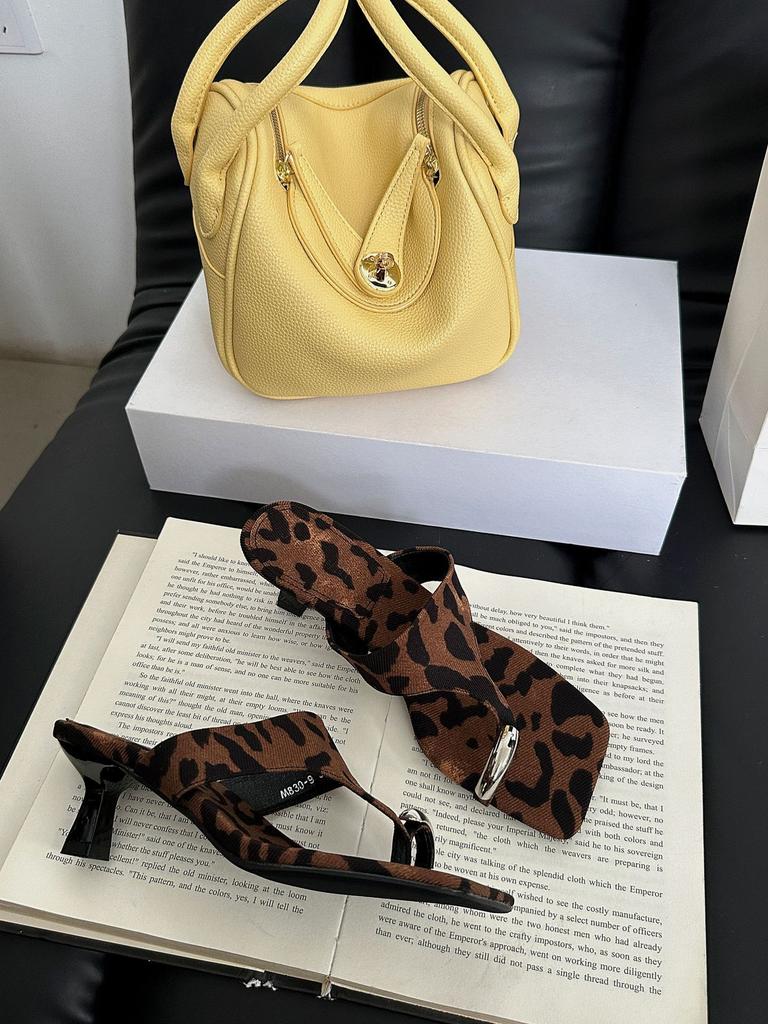 Grape mother, the same 2025 new fashionable metal cover, toe square head, thin high heels, and cool slippers for women's summer.