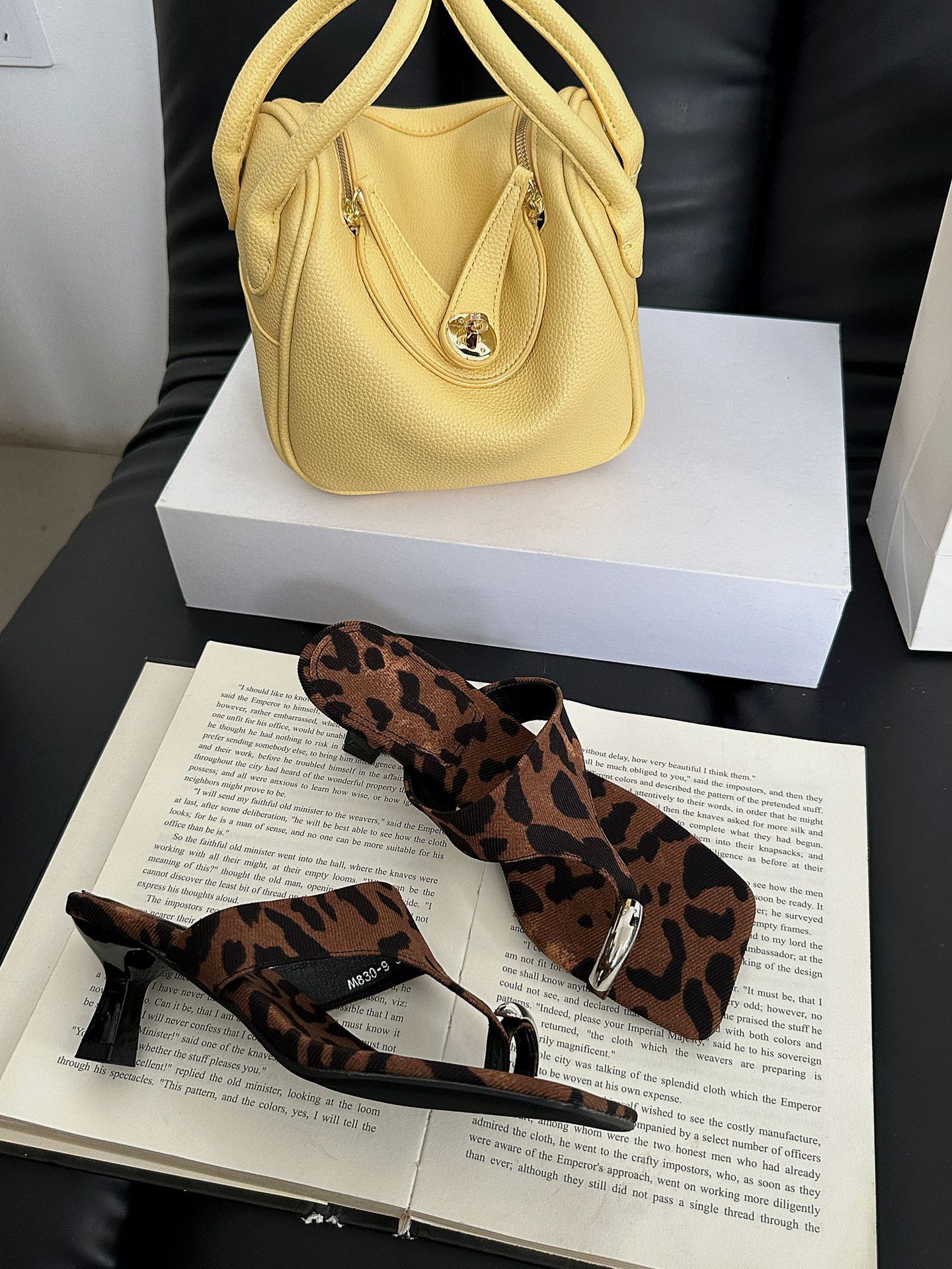 

Grape mother, the same 2025 new fashionable metal cover, toe square head, thin high heels, and cool slippers for women s summer. 40 цветной печати леопарда