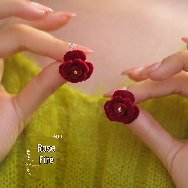 Elegant Ebony Flower Hairpin for Women – Ancient Style, High-End Feel, Simple Chinese Design, Perfect for Daily Use.