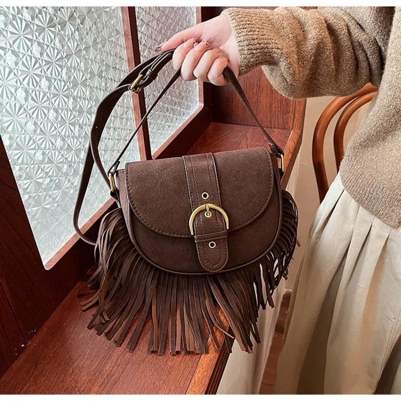 Modische Umhängetaschen aus Wildlederimitat mit Sattelquaste, hochwertiges Gefühl von Luxus, Umhängetaschen im neuen Winterstil