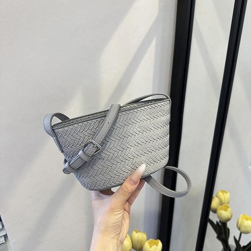 Summer high-end commuting niche mobile phone crossbody small bag women's new woven pattern bucket bag tide