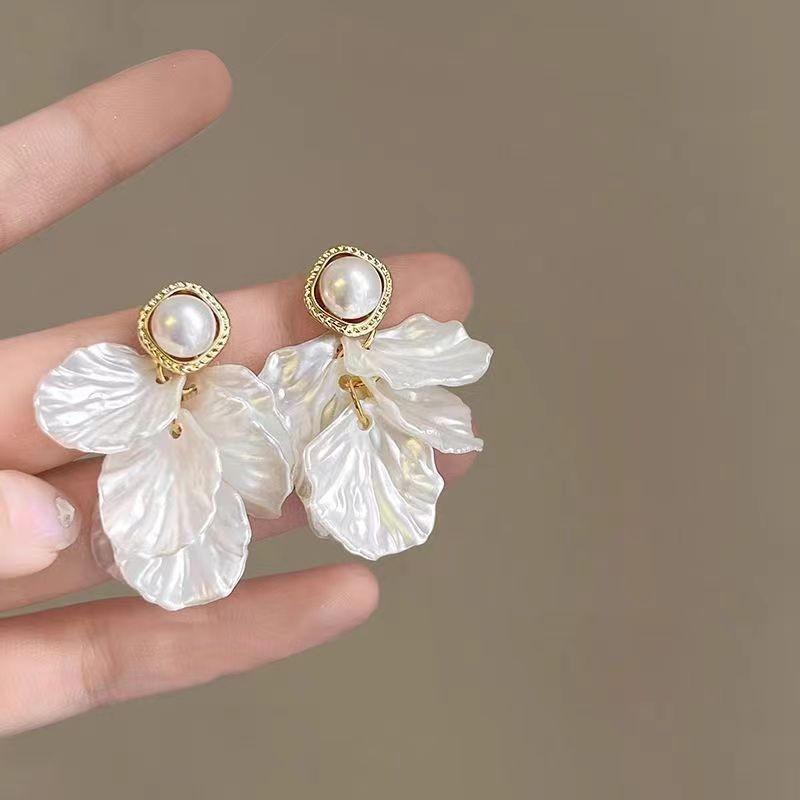 

Exquisite French retro pearl petal fringed earrings women s high-end super fairy niche design stud earrings
