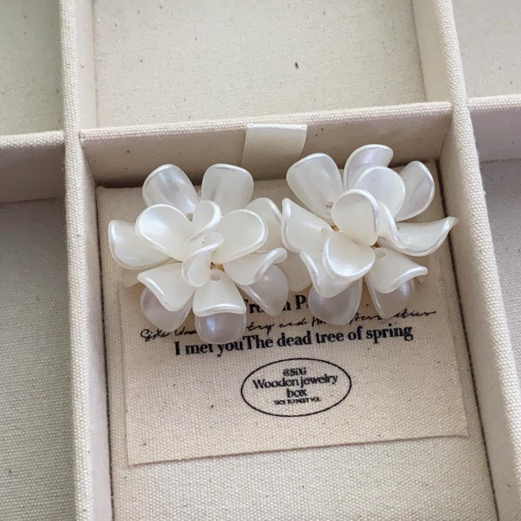 White Flower Petal Stud Earrings Spring And Summer Niche High-End Earrings Earrings Women'S Pure Temperament Simple Jewelry