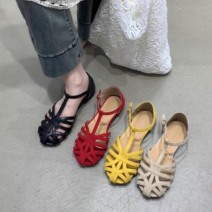 2025 Sommer flache Römersandalen gewebt durchbrochen Retro runde Zehenpartie Schweinekäfigschuhe Damen Ein-Wort Schnallenriemen Taschenkopf Sandalen
