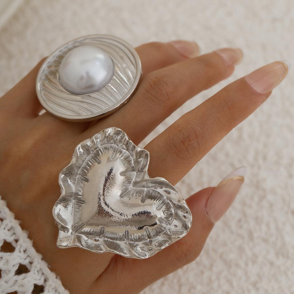 Wind Metal Pleated Three-Dimensional Big Love Ring, Fashionable Percussion Pattern Geometric Round Ring For Women
